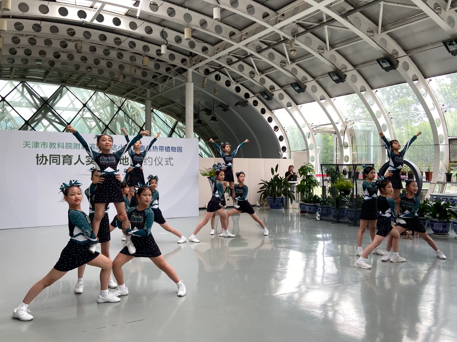 探索高质量协同育人方式天津泰达园艺有限公司与天津市教科院附属滨海泰达小学协同育人实践基地签约揭牌仪式举行