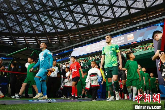 新工体球场藏族球童,新工体球员