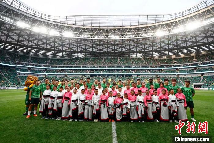 新工体球场藏族球童,新工体球员