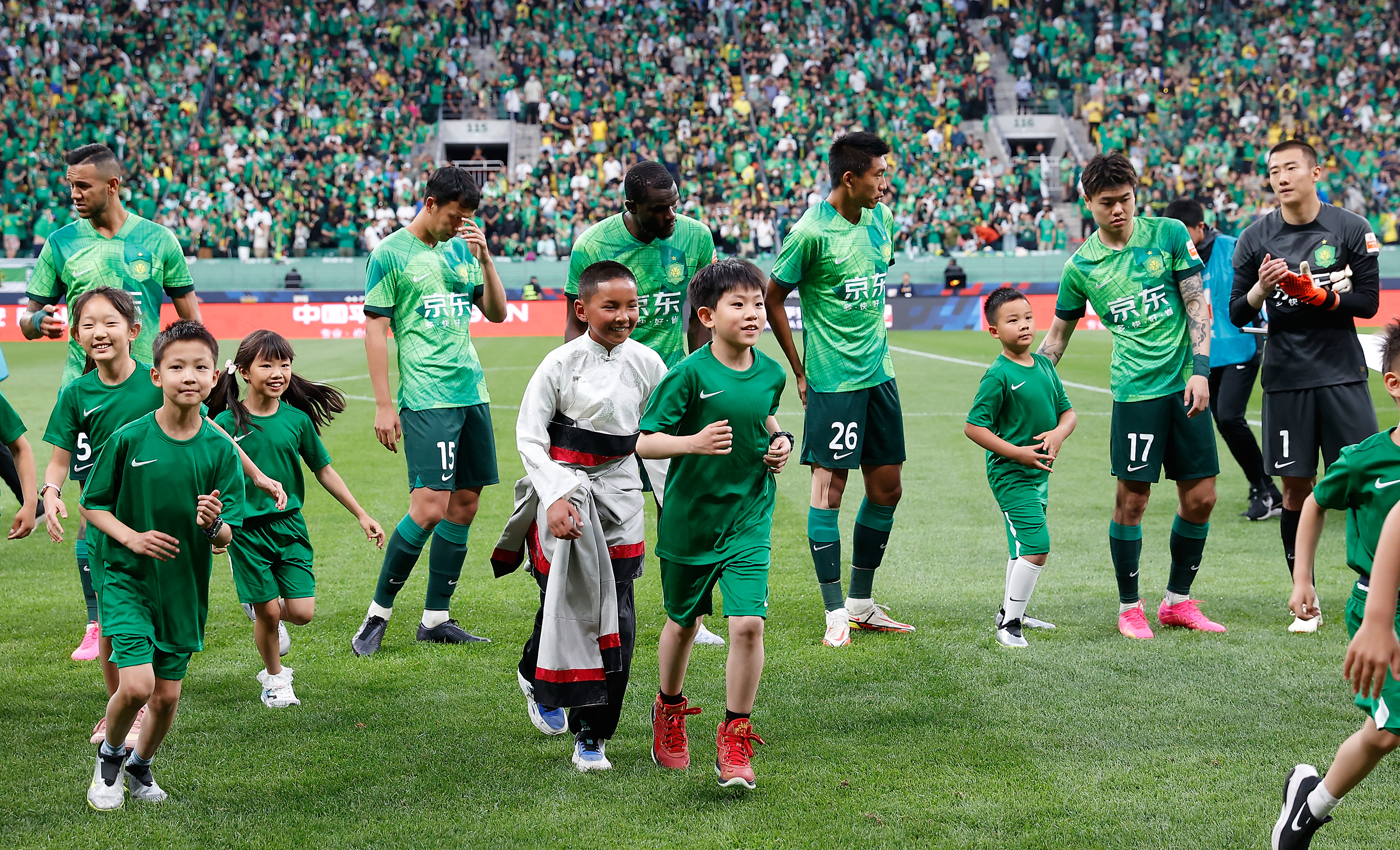 青海玉树足球少年,青海玉树高原足球小将逐梦绿茵场