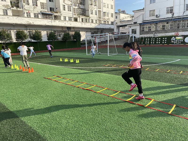 大山里爱足球的孩子们,大山深处热爱足球的孩子