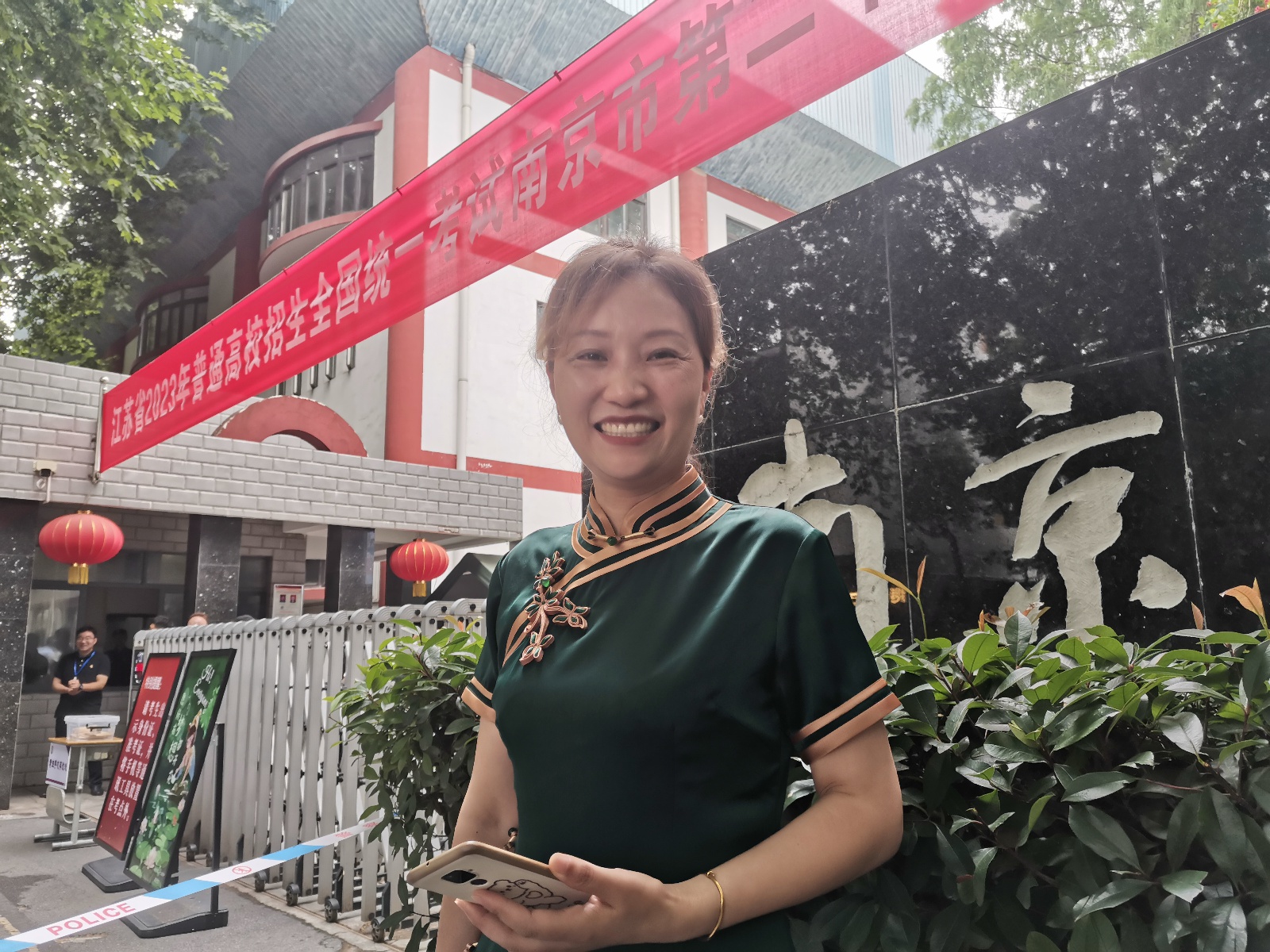 高考首日家长穿旗袍视频,高考考生穿旗袍送妈妈金榜题名