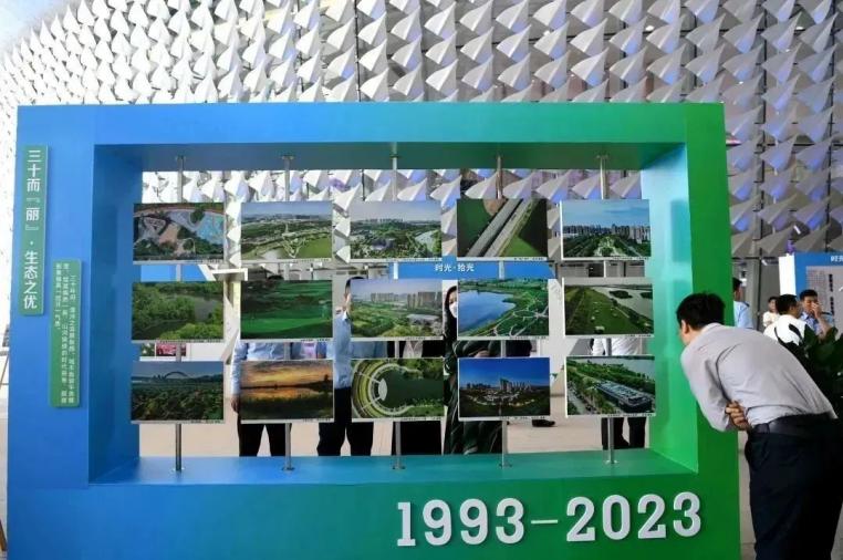 西安经开区建区30周年“时光·拾光——主题摄影展”揭幕