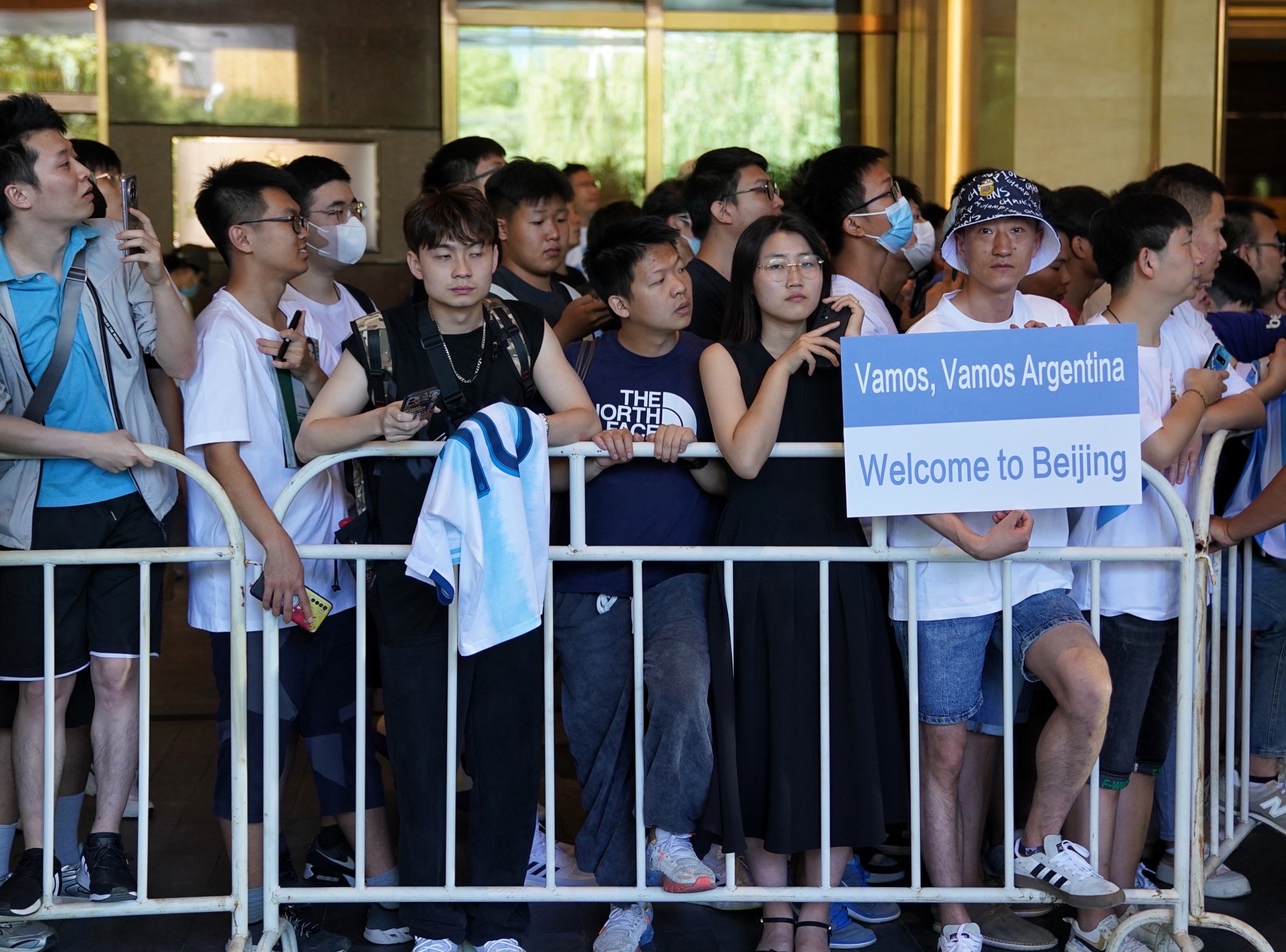 球迷等待梅西到巴黎直播,足球体育梅西