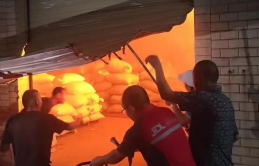 执勤途中遇火情警民合力将火扑灭,为热心市民点赞火灾无情防火先行