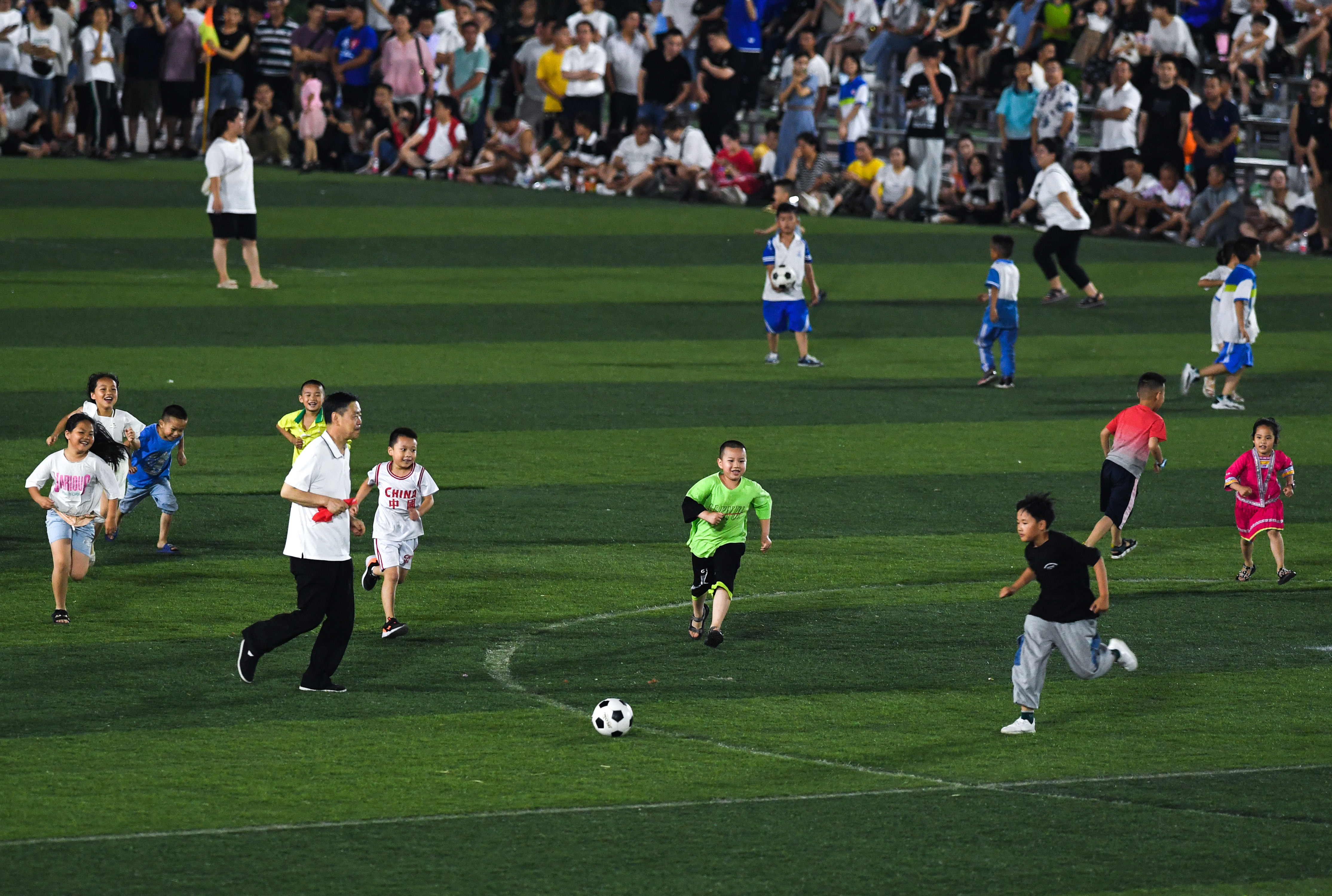 贵州村超足球夜现场直击,贵州村超点燃足球热情