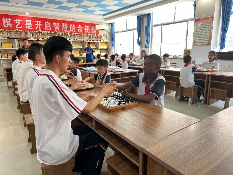 向下扎根向上生长硕果累累,向下扎根向上开花为人民服务