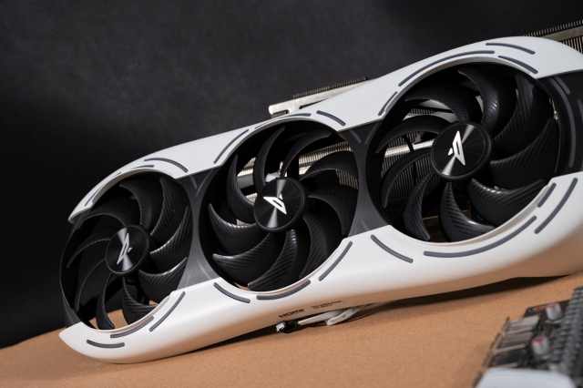 不惜堆料的旗舰“芯”王，索泰GeForceRTX4090PGFOC显卡评测