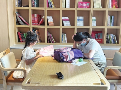 社区开展免费图书借阅,打造书香社区扫码借书