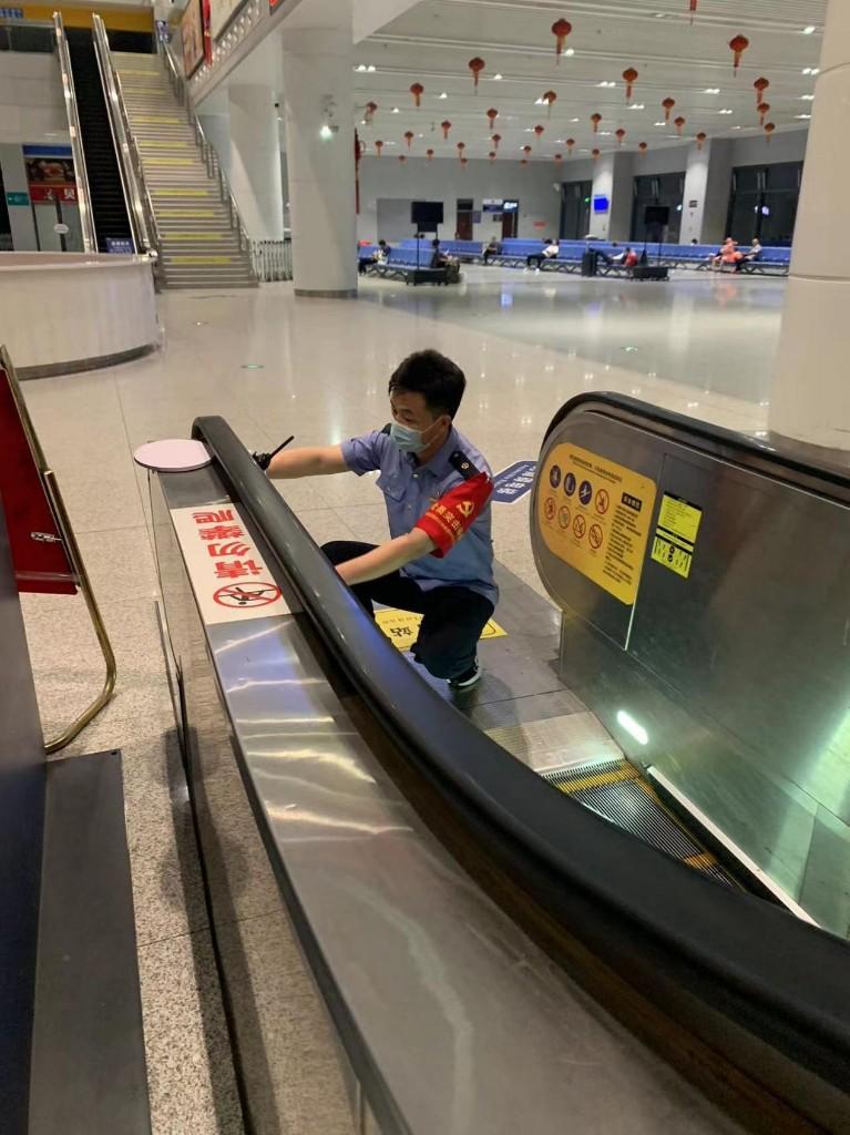 在做好服务旅客工作的基础上,把服务做到旅客的心坎