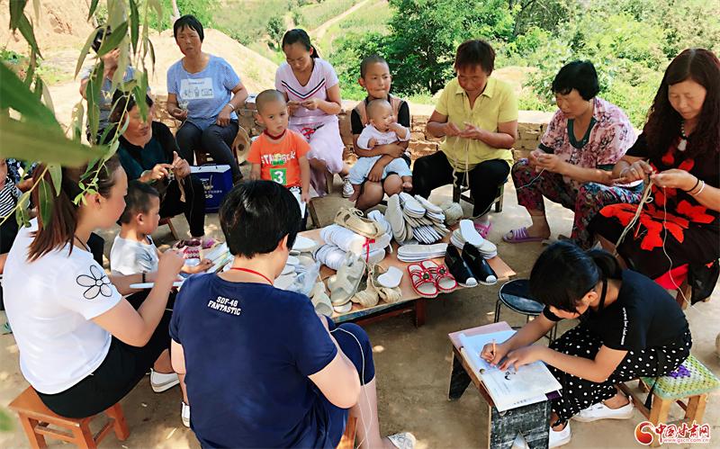 牛君俊：用10万元擦亮甘谷“麻鞋”品牌