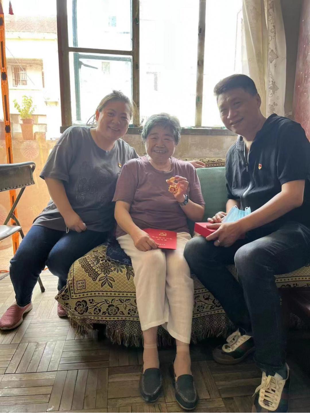 50年以上党龄老党员奖章,老党员获在党50年纪念章