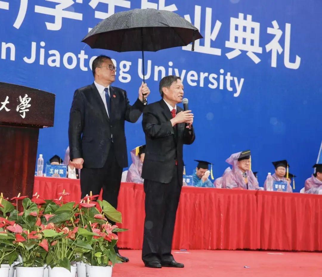 高校校长雨中致辞火了,高校校长雨中致辞