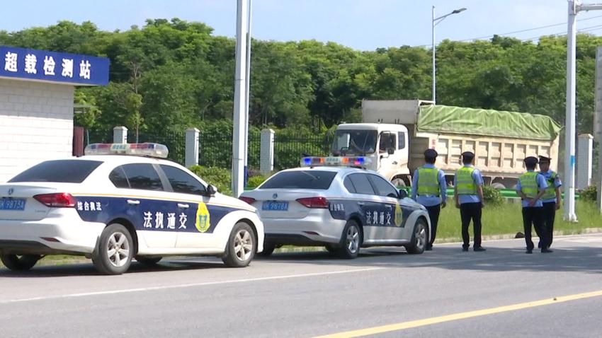 G107国道孝昌段南北大桥装限高架治理超载禁超2.8米高车辆通行