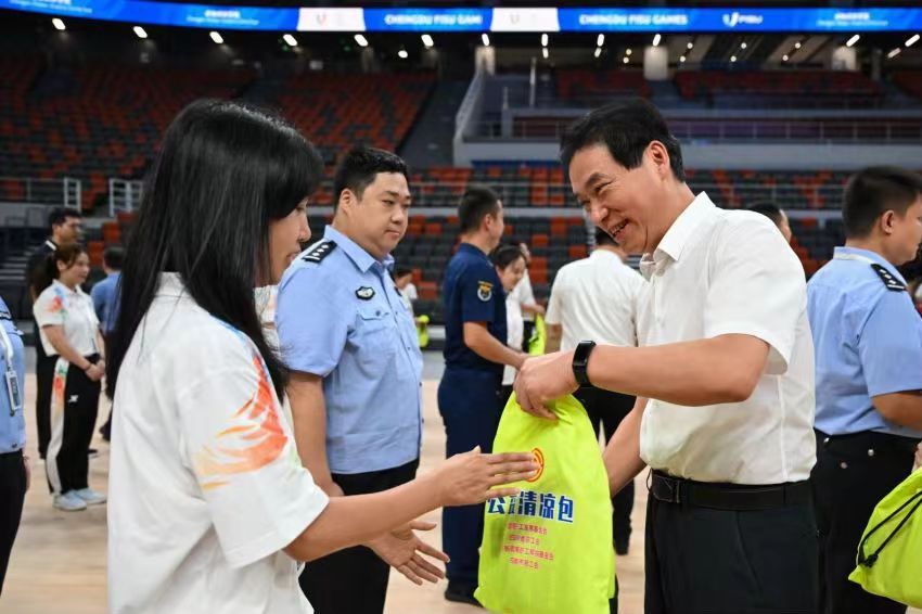 四川工会为成都大运会服务保障人员送上“清凉大礼”