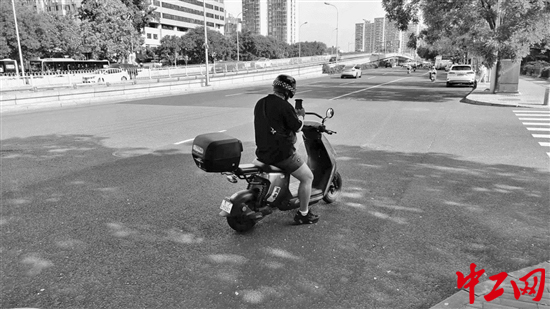 烈日下有一群人坚守在岗位上,感谢这些仍然坚守在岗位上的人