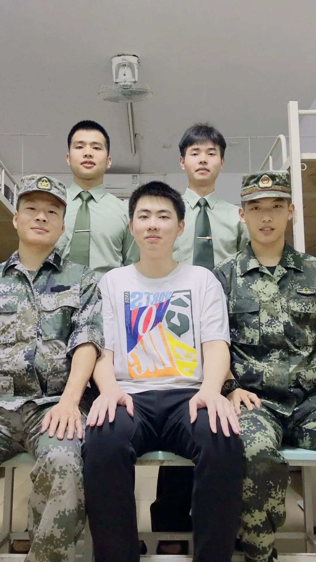 一个宿舍三个退役军人，剩下那位：“你感动吗？我不敢动！”