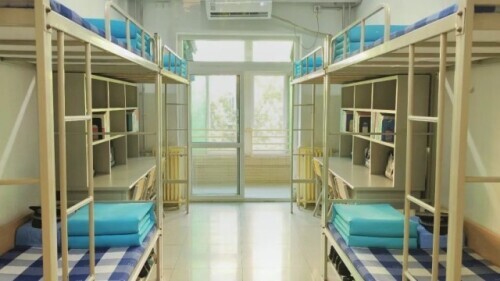 一个宿舍三个退役军人，剩下那位：“你感动吗？我不敢动！”