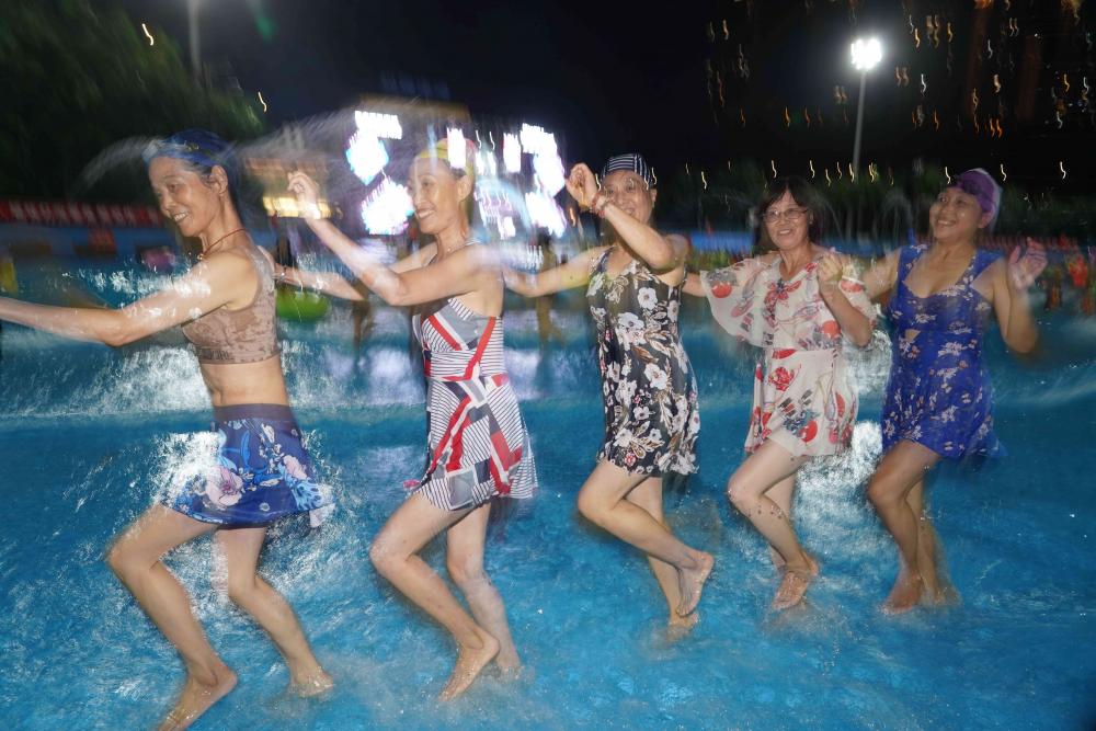 重庆夏夜烟火气|水乐园“最强嬢嬢”:花式避暑,我在造浪池跳广场舞