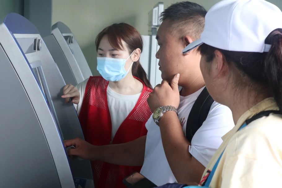 图话丨服务旅客超60万人，太原站“志愿红”活跃在暑运一线