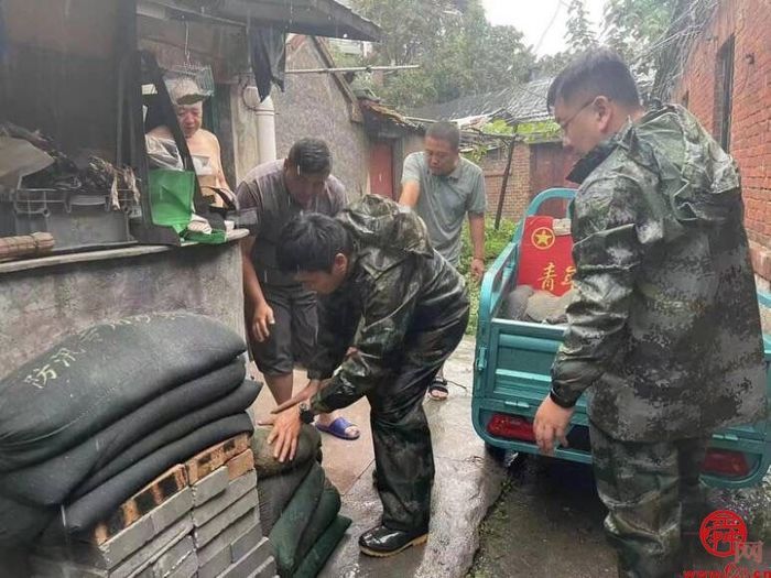 暴雨来袭他们坚守一线紧急救援,暴雨来袭他们奋战在防汛一线