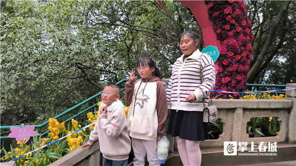 2天2.2万人打卡“龙行龘龘”春节登西山龙门，攀人生之巅