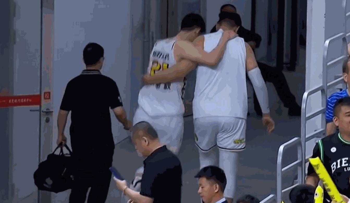 胡金秋韧带撕裂赛季报销,胡金秋压韧带痛苦视频