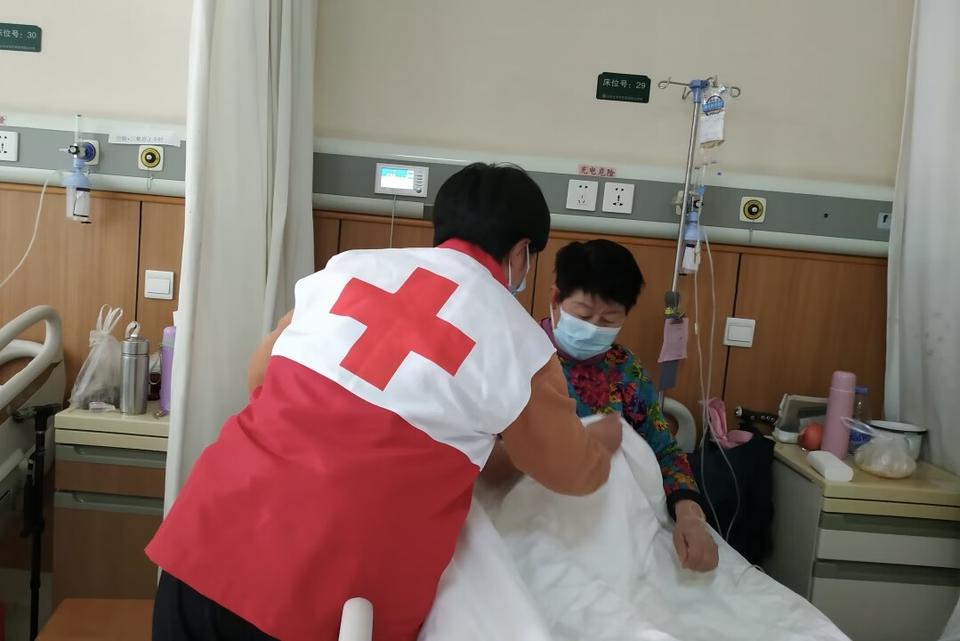 消除老年人“就诊鸿沟”，龙口“莲心陪诊”代子女求医问药