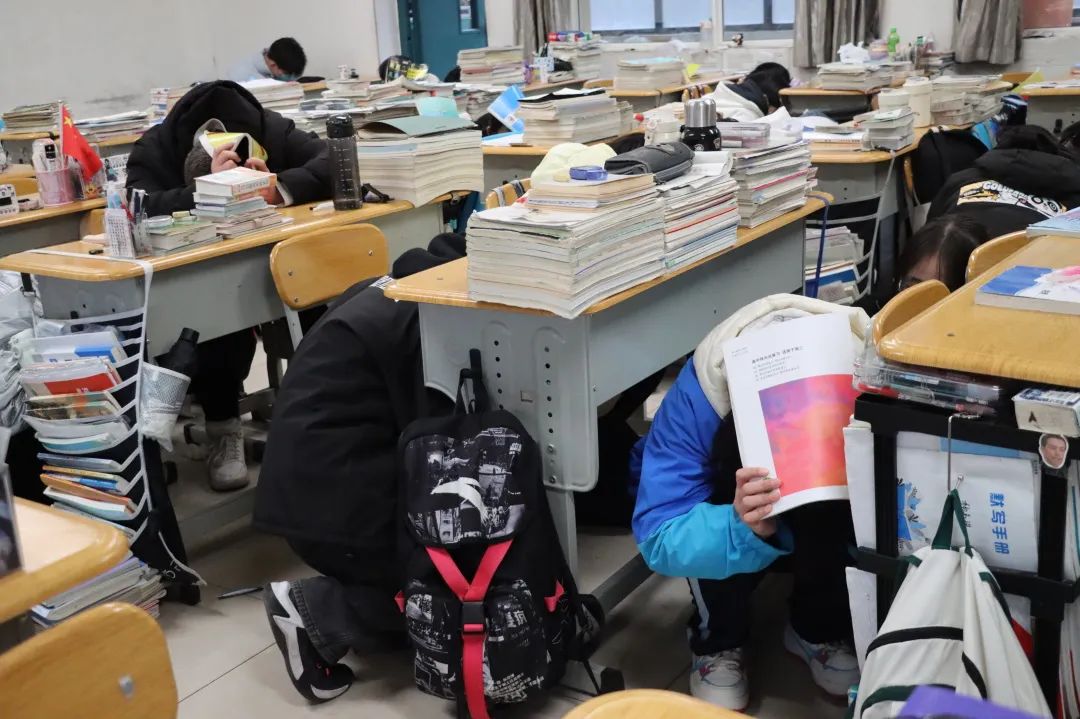 校园防灾疏散演习准备工作,宝鸡电视台直播抗震演练