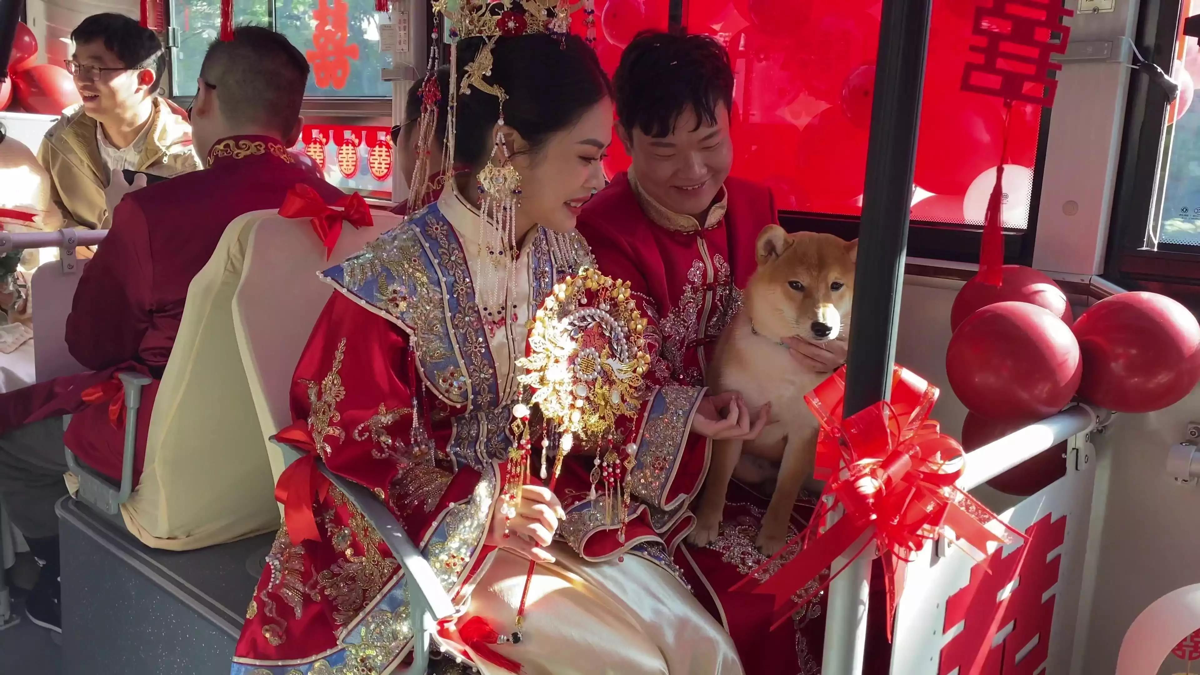 武汉公交定制婚车幸福号首秀,湖北武汉婚车接亲视频