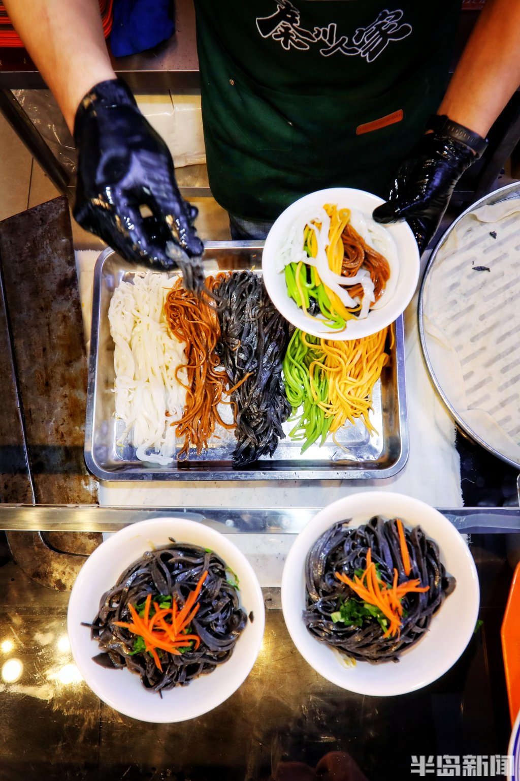 青岛正宗西安凉皮,西安小伙蒸凉皮