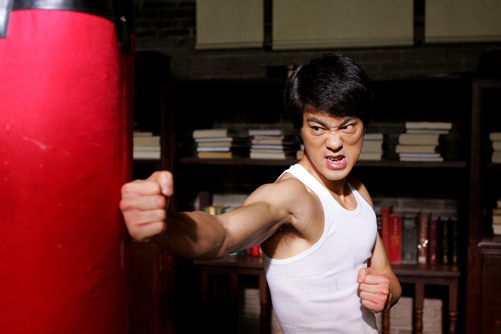 叶问4中扮演李小龙的是谁,李小龙传奇的男演员