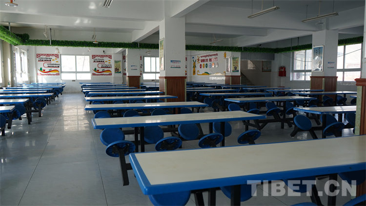 春日的洛隆县第一小学