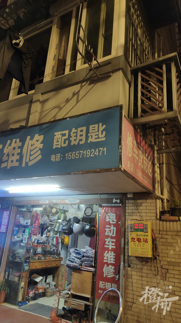 曾经遍布街头的黄色充电箱还能用吗？小红车服务点能给电瓶车提供充电吗？外卖小哥在用的换电方式是否可行？三种方案记者采访一圈发现都不乐观