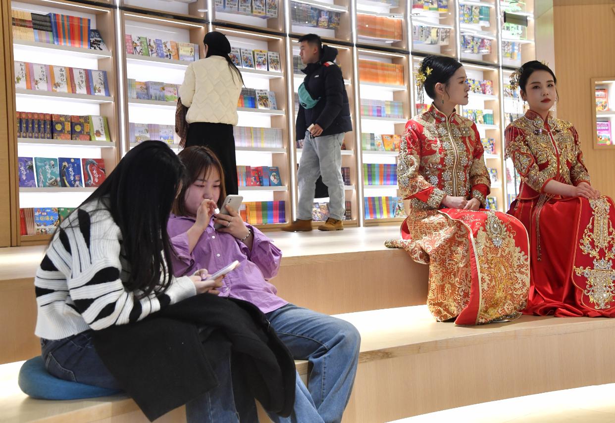 书香郑州再添新店！郑州购书中心建业凯旋店周日开业：3600平方米开放空间打造郑州首家360度全景花园书店