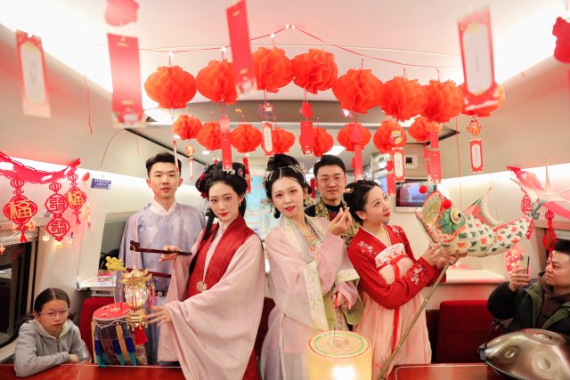 昆明开往厦门的列车上，传统民俗闹元宵氛围感拉满