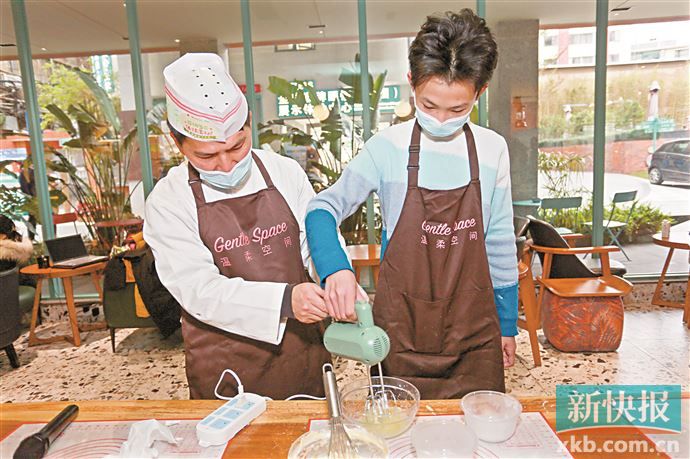 父母渐渐老去的情形,父母逐渐老去了